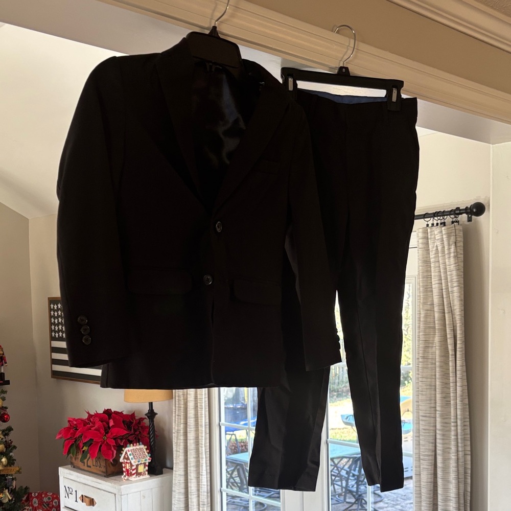 Classic boys Black suit great shape size 10 jacket and size 8 pants IZOD